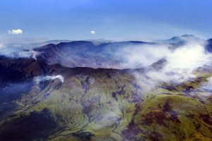 Aerial view of Mount Tambora’s caldera on Sumbawa, Indonesia, 2011. Photo: Jialiang Gao / Wikimedia Commons (CC BY-SA 3.0).