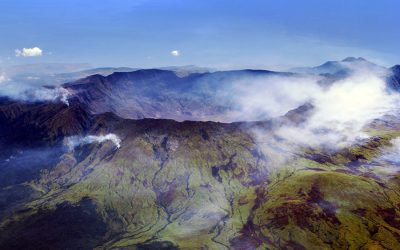 Aerial view of Mount Tambora’s caldera on Sumbawa, Indonesia, 2011. Photo: Jialiang Gao / Wikimedia Commons (CC BY-SA 3.0).