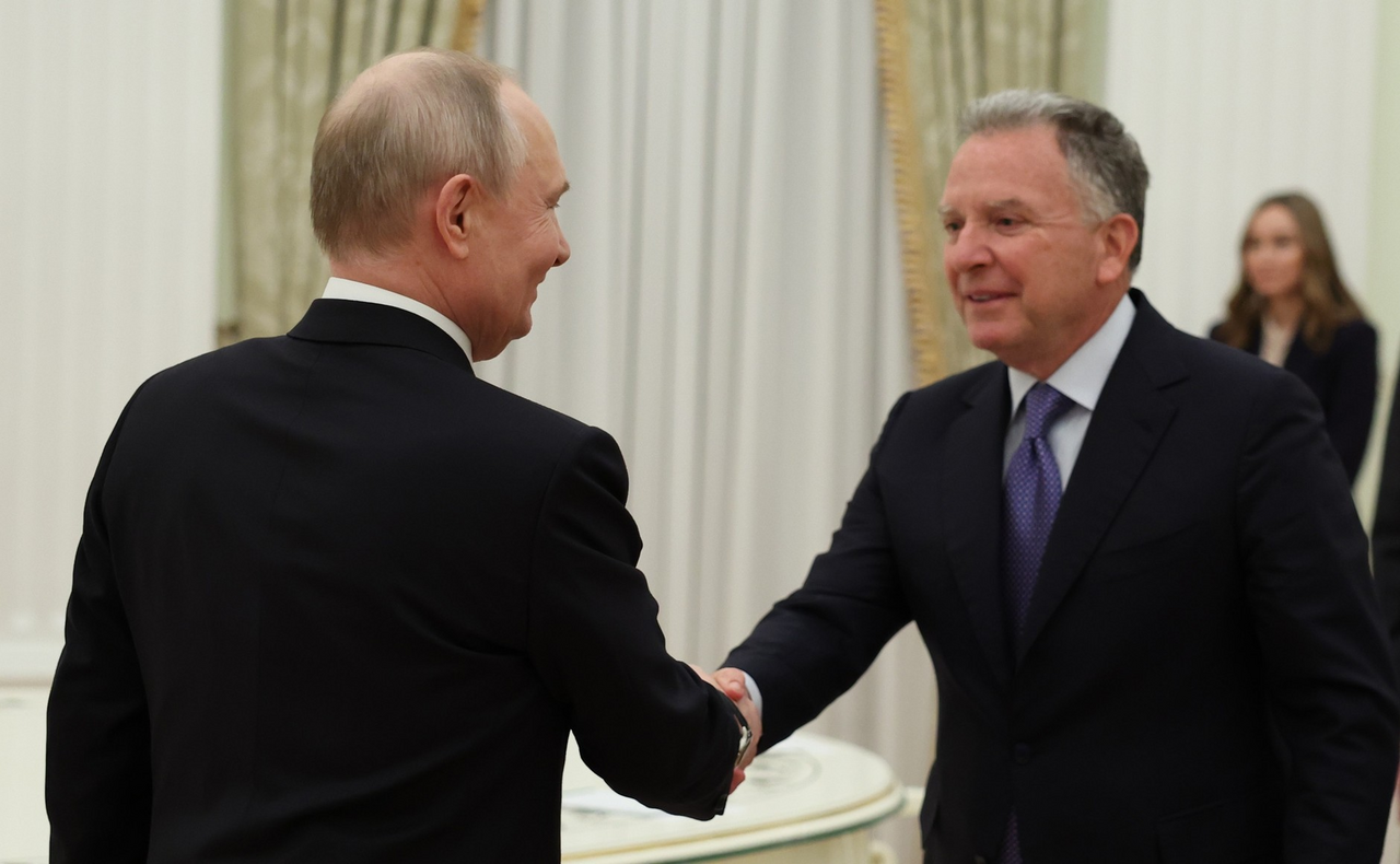 Vladimir Putin shakes hands with Steve Witkoff on January 22, 2026. Photo: Kremlin.ru. Licensed under CC BY 4.0. Via Wikimedia Commons.
